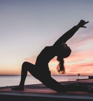 Hva er Yoga: En Dybdegående Utforskning av Yogaens Verden